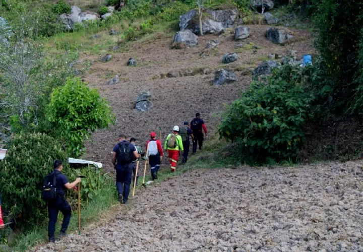En el área se mantiene personal de la Fuerza Tarea Conjunta (FTC) en vigilancia y monitoreo de los puntos de donde aún emana humo. Foto. José Vásquez