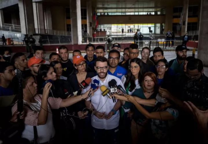 Jóvenes opositores exigen al ente electoral venezolano apertura del registro de votantes.