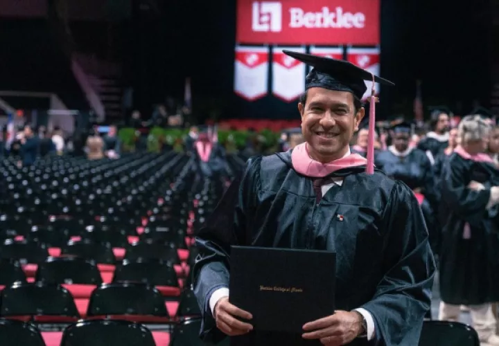 Rafael Moreno el día de la ceremonia de graduación. Foto: Instagram / @rafamorenomusica