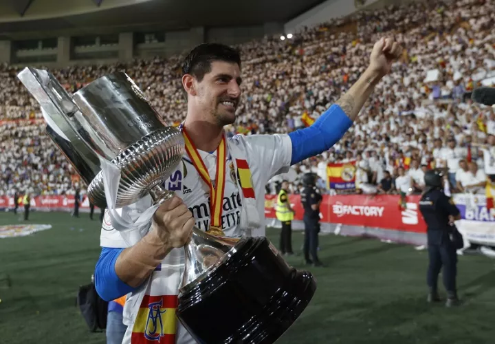 El portero del equipo blanco pasea el trofeo.