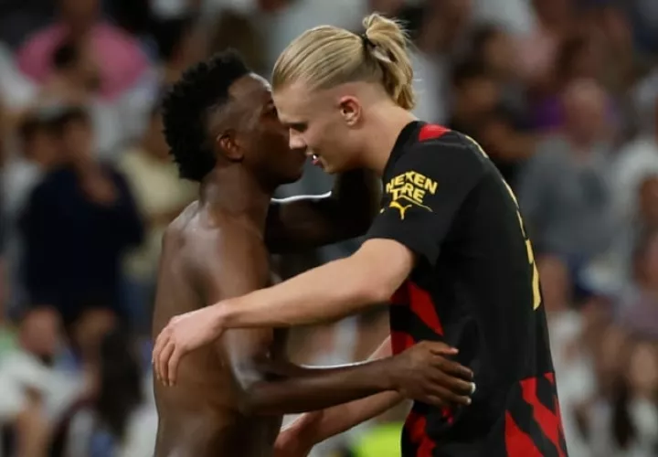 El delantero brasileño del Real Madrid, Vinicius Jr. (izq) y el noruego del Manchester City, Erling Haaland, se saludan durante el partido de ida de las semifinal de la Champions. EFE