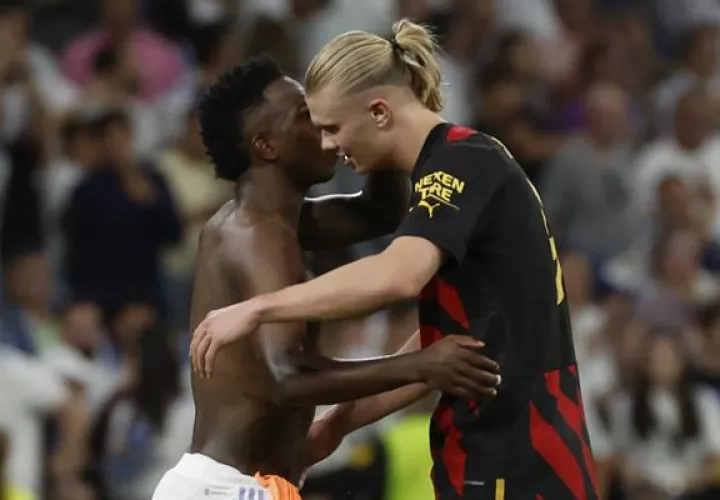 El delantero brasileño del Real Madrid, Vinicius Jr. (izq.) y el noruego del Manchester City, Erling Haaland, se saludan. Foto:EFE