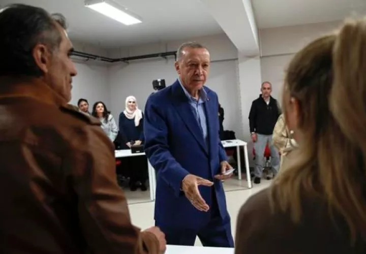 El presidente turco, Recep Tayyip Erdogan, vota en Estambul en la segunda vuelta de los comicios presidenciales. Foto: EFE