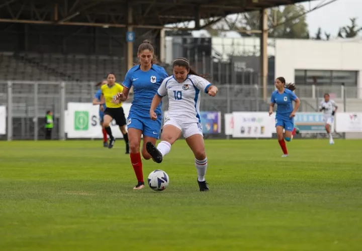 Reggina Espino jugadora de Panamá (10) en el partido contra Francia. Foto: Fepafut