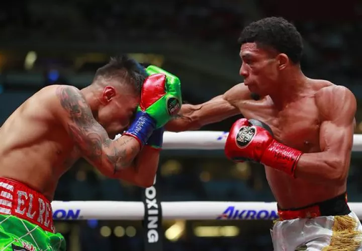 El panameño Ronal 'Gallito' Batista (der.) conecta al mexicano 'Rey' Martínez. Foto: EFE
