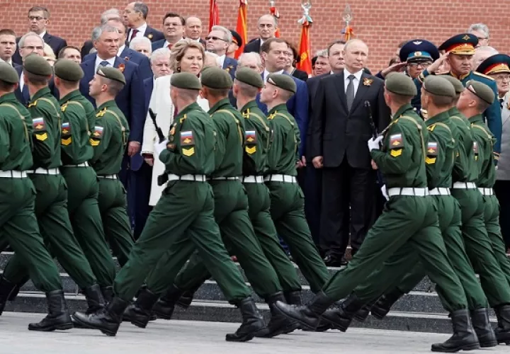 Imagen de archivo del presidente ruso Vladímir Putin (c-dcha), el ministro de Defensa, Serguéi Shoigu (dcha), y el exprimer ministro, Dmitri Medvédev. Foto: EFE