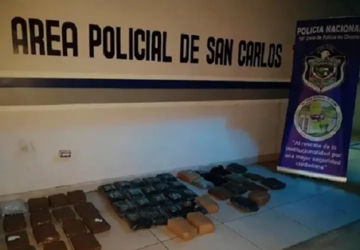 En la residencia las autoridades ubicaron 51 paquetes de presunta droga. Foto. Cortesía Proteger y Servir