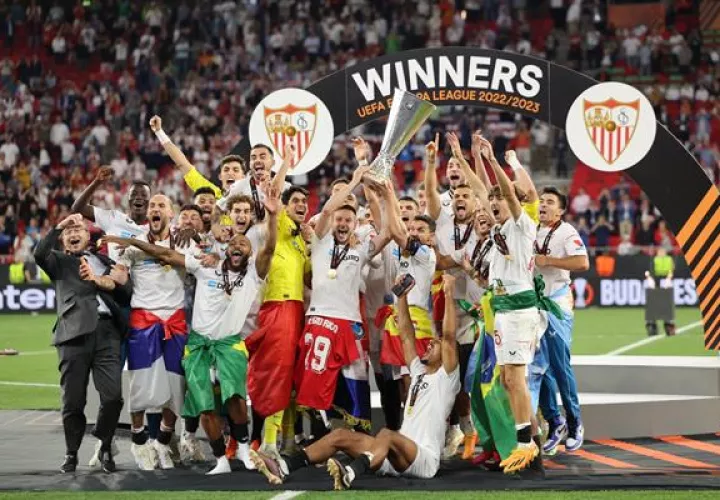 Jugadores de Sevilla festejan el título de Europa League. Foto: EFE