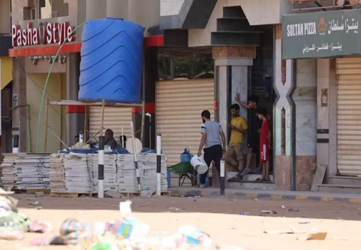 Sudaneses ante una tienda en Jartum, la capital del país. EFE