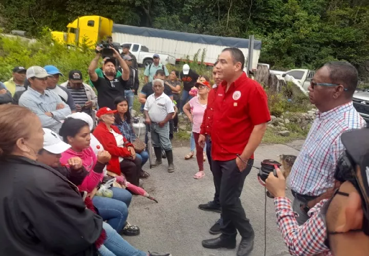 Las autoridades locales llegaron al área para dialogar con los manifestantes, pero estos exigen la presencia de los titulares del Miviot y del MOP. Foto. Cortesía