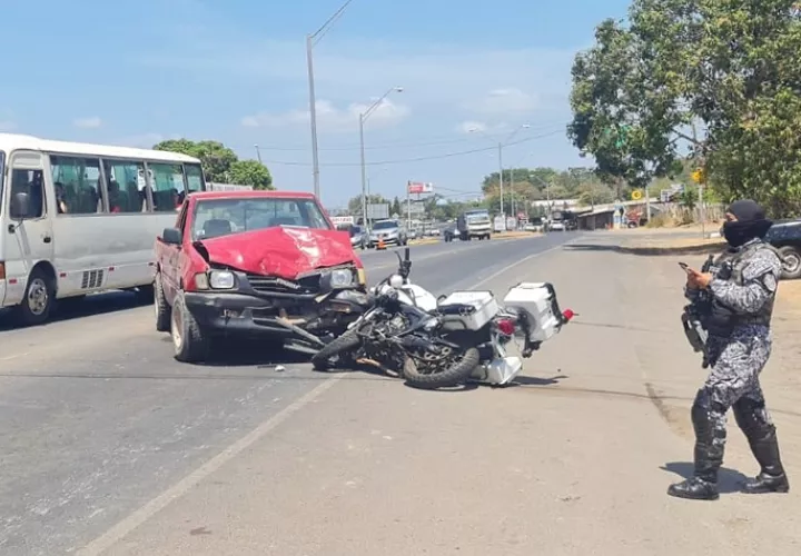  Tras perder el control el vehículo pick up impactó la moto policial. Foto: Thays Domínguez