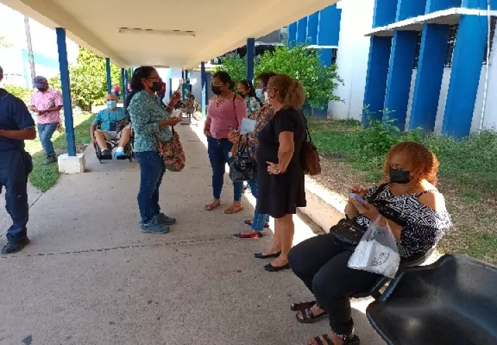 Las personas afectadas, en su mayoría damas adultas, informaron que tienen que esperar cuatro meses para obtener una cita. Foto. Melquíades Vásquez