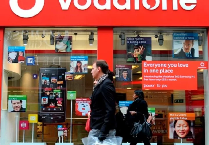 Una tienda de la compañía de telefonía móvil Vodafone en Londres. Foto: EFE