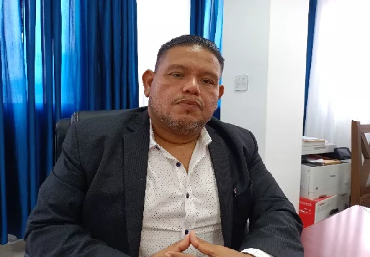 El asesor legal Ariel De Gracia dejó claro que los negocios de Quintero todos están establecidos y constituidos, tal como lo establecen las normas y las leyes nacionales. Foto. Melquiades Vásquez