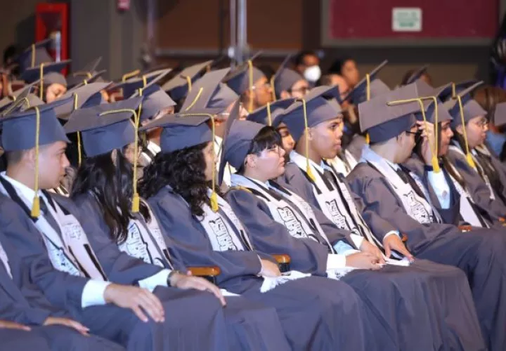 En esta primera promoción, 16 estudiantes lograron el mayor índice académico y el primer puesto de honor recayó en Rolando Agrazal.