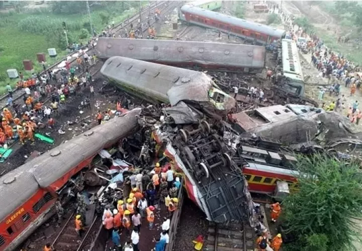 Labores de rescate de las víctimas entre los restos de los trenes implicados en el accidente, en Odisha Balasore, India. Foto: EFE