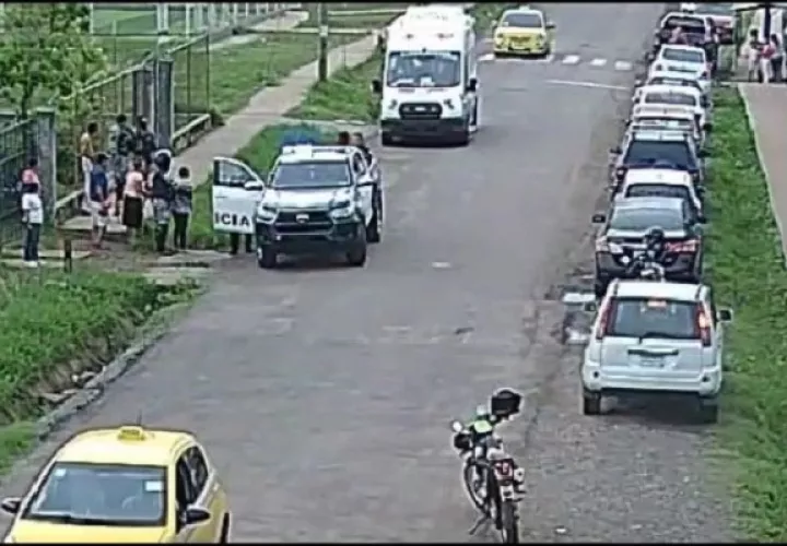 Luego del incidente, se presentaron al sitio unidades de la Policía Nacional (PN) además de una ambulancia en la que fue trasladada la mujer a un centro médico con varias heridas cortantes. Foto. Cámara de videovigilancia
