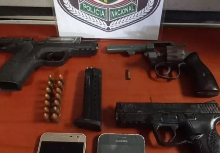 En la vivienda se ubicó un revolver, una pistola y una tercera arma tipo pellets. Foto: José Vásquez