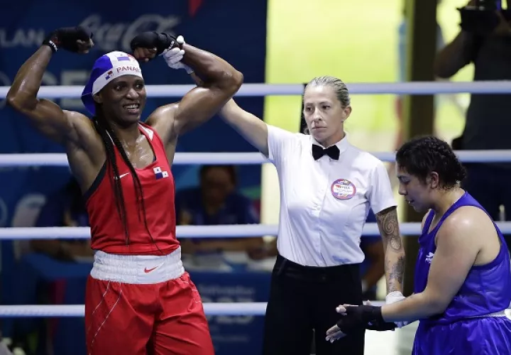 Atheyna Bylon (izq.) levanta las manos  al ganar la medalla de oro. Foto:EFE