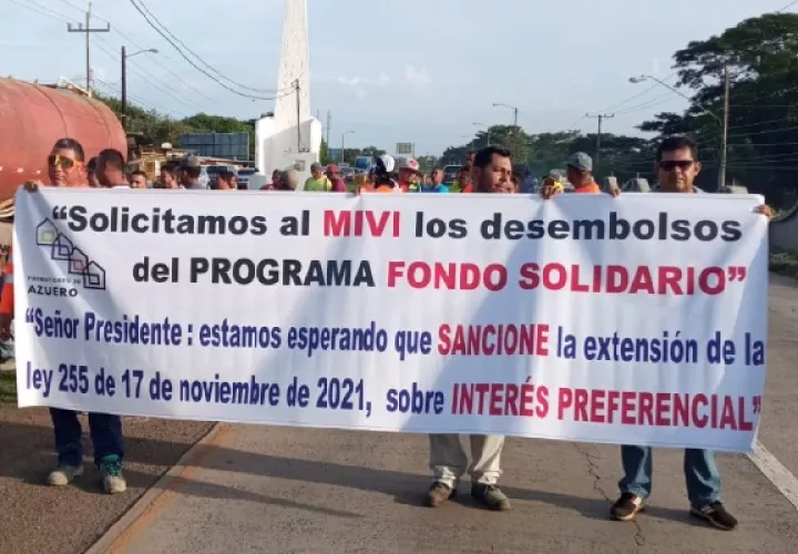 Los promotores destacan que desde hace 14 meses no se les pagan los fondos. Foto. Thays Domínguez