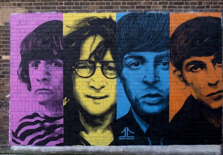 Un mural con las caras de The Beatles en Liverpool. Foto: EFE/EPA/PETER POWELL