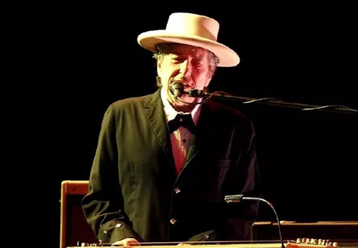 Bob Dylan (c), en concierto. Foto: EFE / EPA / Helle Arensbak