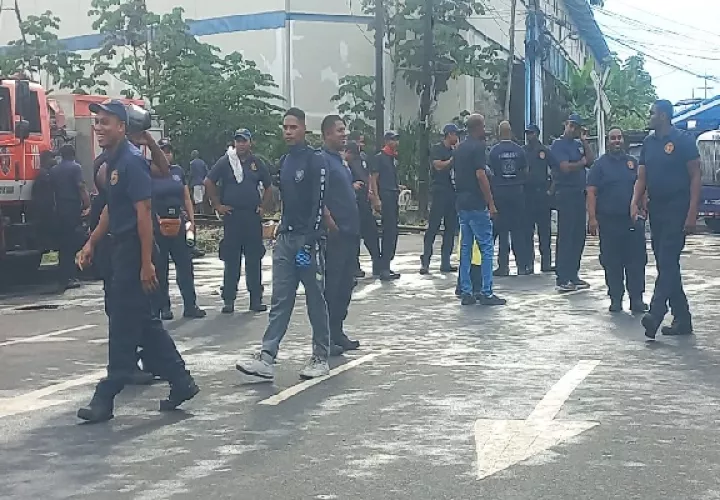 Los bomberos exigen el pagos de ascensos y la compra de nuevos equipos de trabajo. Foto. Diomedes Sánchez