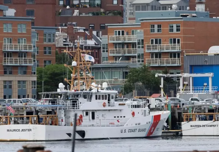 Parte del operativo de la Guardia Costera de EE.UU. desplegado para hallar un submarino que intentaba visitar los restos del Titanic, en Boston.  Foto: EFE
