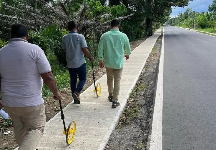 Obras públicas como aceras son ejecutadas con fondos de la descentralización. 