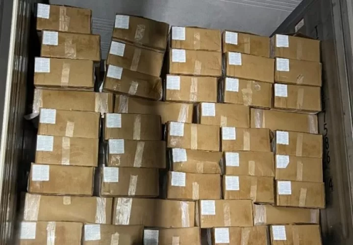 Dos contenedores transportaron las 1,941 cajas del camarón congelado. Foto Cortesía: MICI