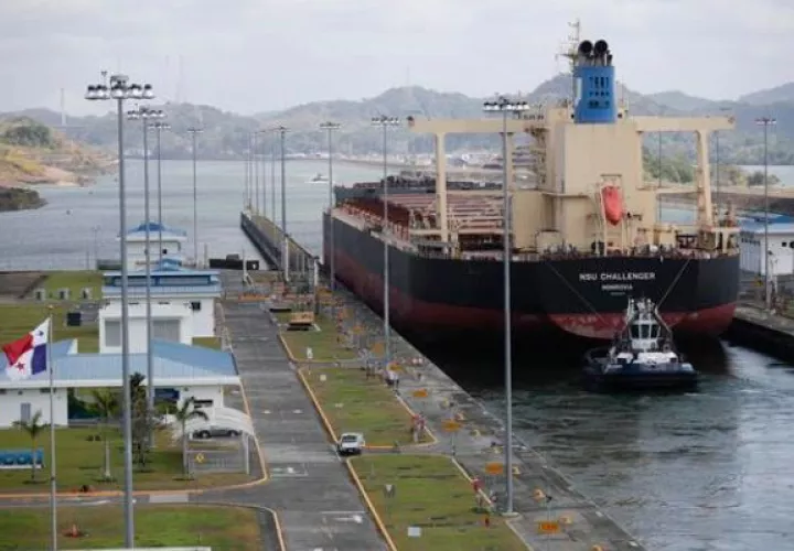 Un barco navega por las esclusas de Cocolí, en el Canal de Panamá en Ciudad de Panamá. Foto: EFE