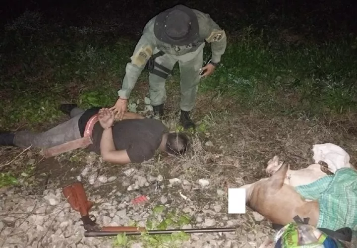 El sujeto al momento de su detención en Isla Barro Colorado. Foto: Cortesía MiAmbiente