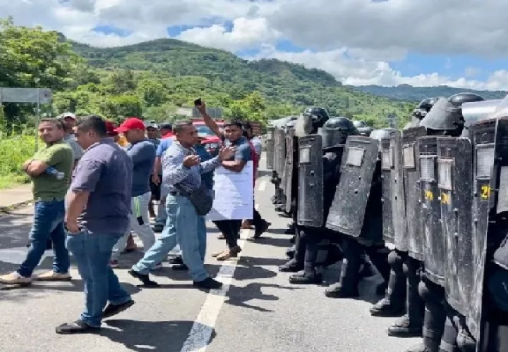 Los manifestantes señalaron que la carretera desde Viguí hasta Llano Ñopo comprende 33 kilómetros y hace más de tres meses que se comprometieron con los trabajos que se iban a realizar. Foto. Cortesía