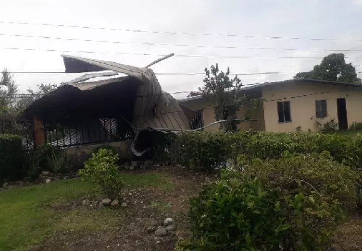 En la residencia habitan dos familias que suman un total de siete personas adultas que viven en esta estructura que perdió parcialmente el techo. Foto. José Vásquez