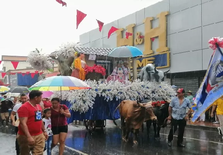 Lindas empolleradas, diabólicos, sucios, el torito guapo, los parrampanes y mojigangas, las temidas muertes y la música de los cortacachos pusieron la nota alegre en la fiesta sanjuanera. Foto. Thays Domínguez