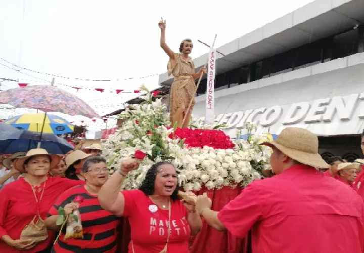 La población  rememora la llegada de la primera imagen del patrono del distrito a Chitré, hace 183 años, y en la que el pueblo y sus autoridades parten del puerto El Agallito, con la imagen adornada de San Juan. Foto. Thays Domínguez