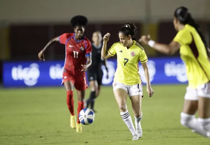 Carolina Arias (17) de Colombia disputa un balón con Hilary Jaen de Panamá (2) en el amistoso en el Pascual Guerrero. Foto: EFE