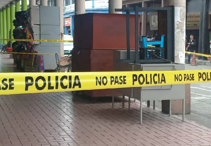 la Policía Nacional llegó al área y acordonó toda la zona para preservar la escena donde se dio el hecho de violencia. Foto. Diomedes Sánchez