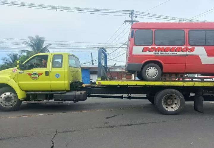Los vehículos de los bomberos fueron removidos con grúa. Foto. Diomedes Sánchez