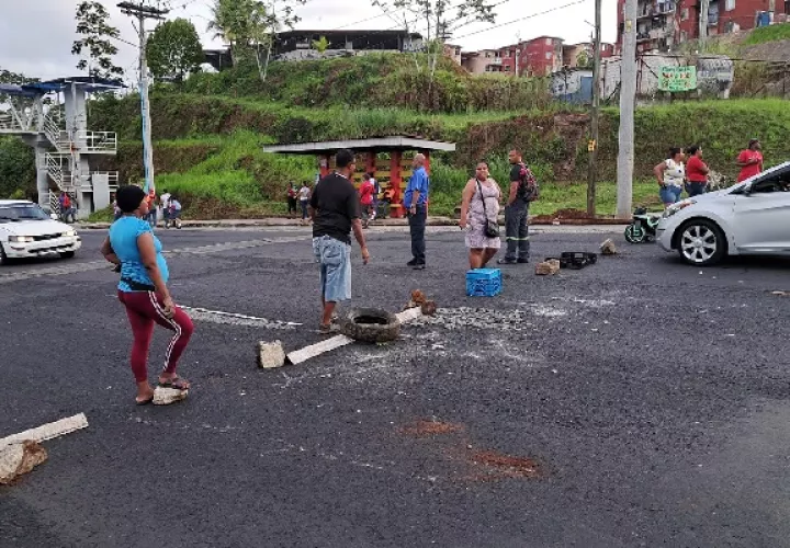 Los residentes de estos sectores, aseguran que tienen más de dos meses y días sin el vital líquido, afectando las labores cotidianas del hogar. Foto. Diomedes Sánchez