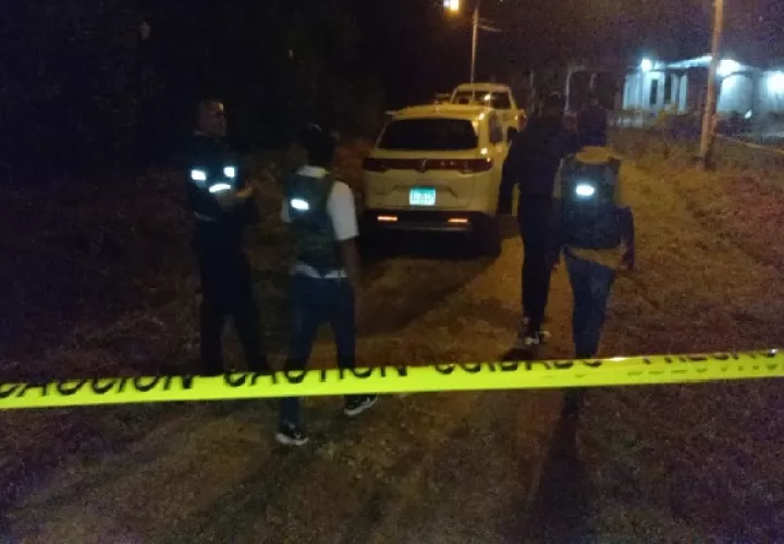 El cuerpo del adolescente fue levantado del lugar y trasladado a la morgue judicial en la ciudad de Colón, para llevar a cabo la necropsia de rigor. Foto. Diomedes Sánchez