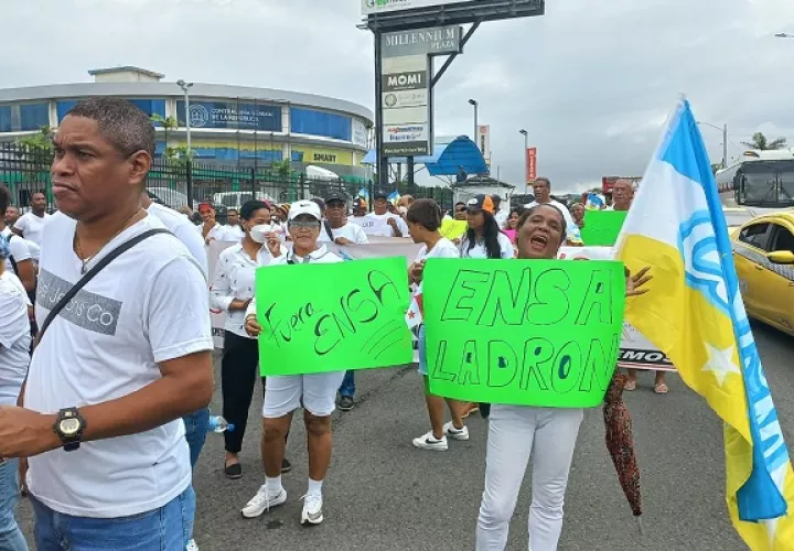 Los manifestantes le exigen a la empresa eléctrica una modificación en el plan tarifario. Foto. Diomedes Sánchez