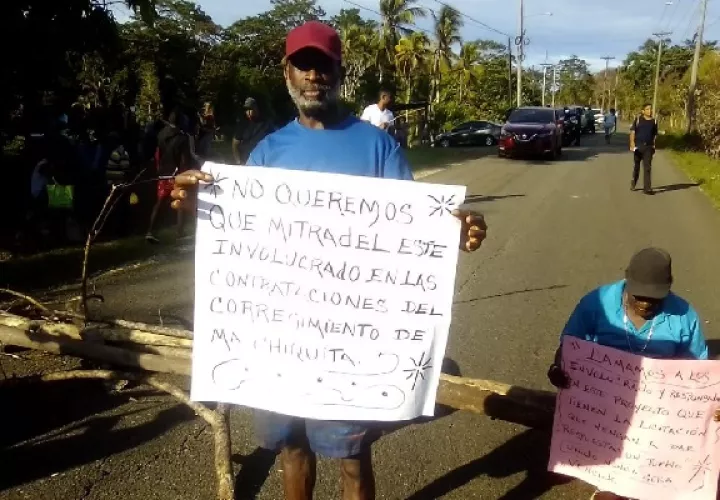 Uno de los agremiados de los desempleados le exigen al Mitradel cumplir con las plazas de trabajo en los proyecto de la provincia de Colón. Foto. Diomedes Sánchez