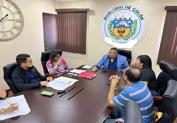 Las autoridades se reunieron recientemente y el alcalde Alex Lee, puso una fecha para que el Miviot y el Ministerio de Cultura le den una respuesta a los proyectos estancados. Foto. Diomedes Sánchez