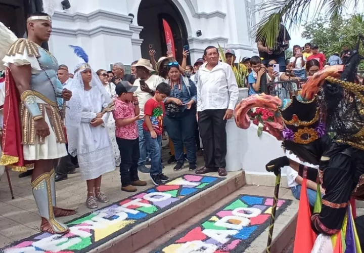 En la puerta del templo San Atanasio se inició a la celebración. Foto: Thays Domínguez 