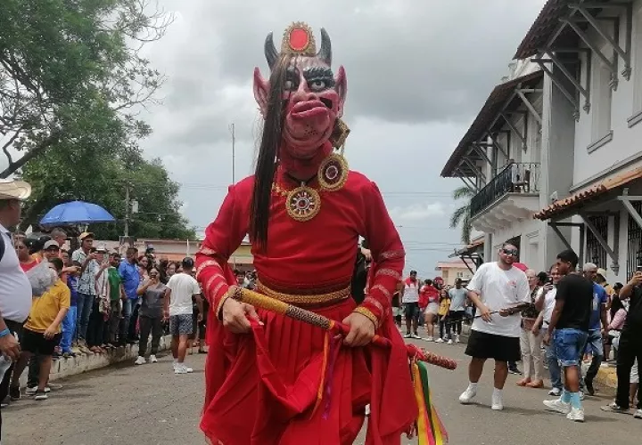 En La Villa de Los Santos, el Cuarteo del Sol inició con la salida de "La Diabla". Foto: Thays Domínguez