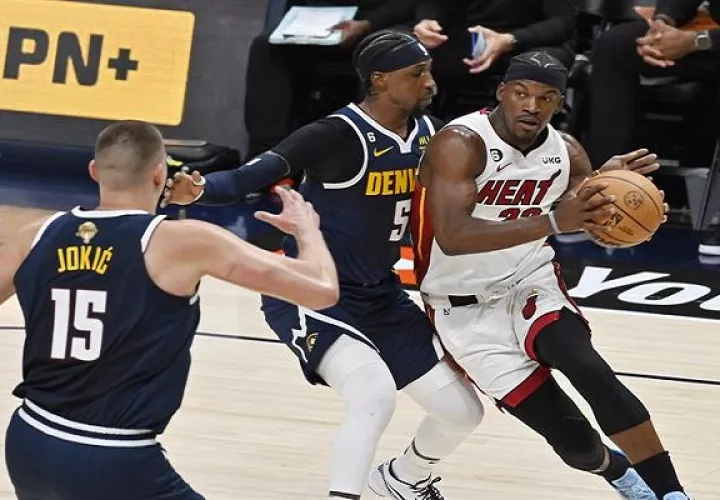 El alero de los Miami Heat, Jimmy Butler (der.), conduce hacia la canasta mientras es acechado por el alero de los Denver Nuggets, Aaron Gordon. Foto:EFE 