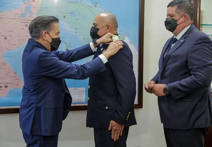 Cárdenas tiene 28 años de servicio activo como oficial en el Senan. Foto: Cortesía Presidencia