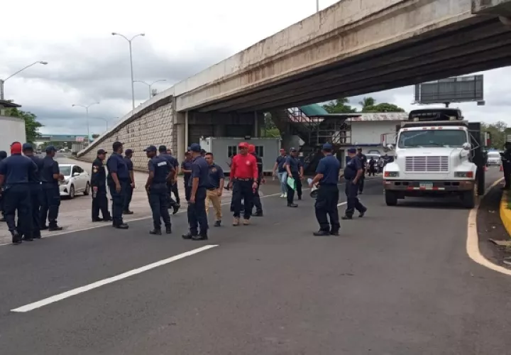Los bomberos realizaron protestas en todo el país exigiendo la firma de un acuerdo por parte de Gobierno Nacional. Foto. Thays Domínguez