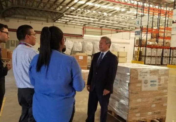 El embajador de Argentina, Marcelo Lucco, hizo entrega de la donación al Director de Administración y Finanzas del Sistema Nacional de Protección Civil.